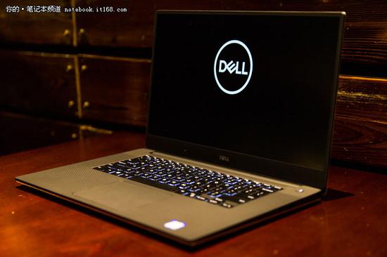C面同樣簡潔大方的設計同樣讓人著迷，在一片黑色當中，潔白的DELL Logo起到了很好的點綴作用